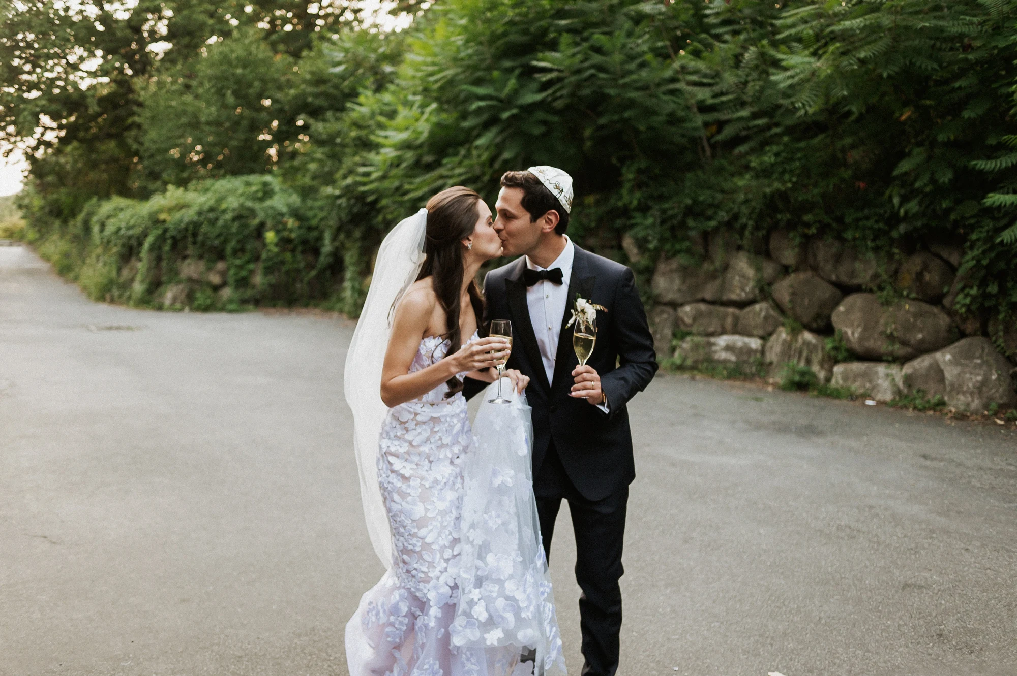 Photo de mariage retouchée avec PHAiTO
                                    loading=