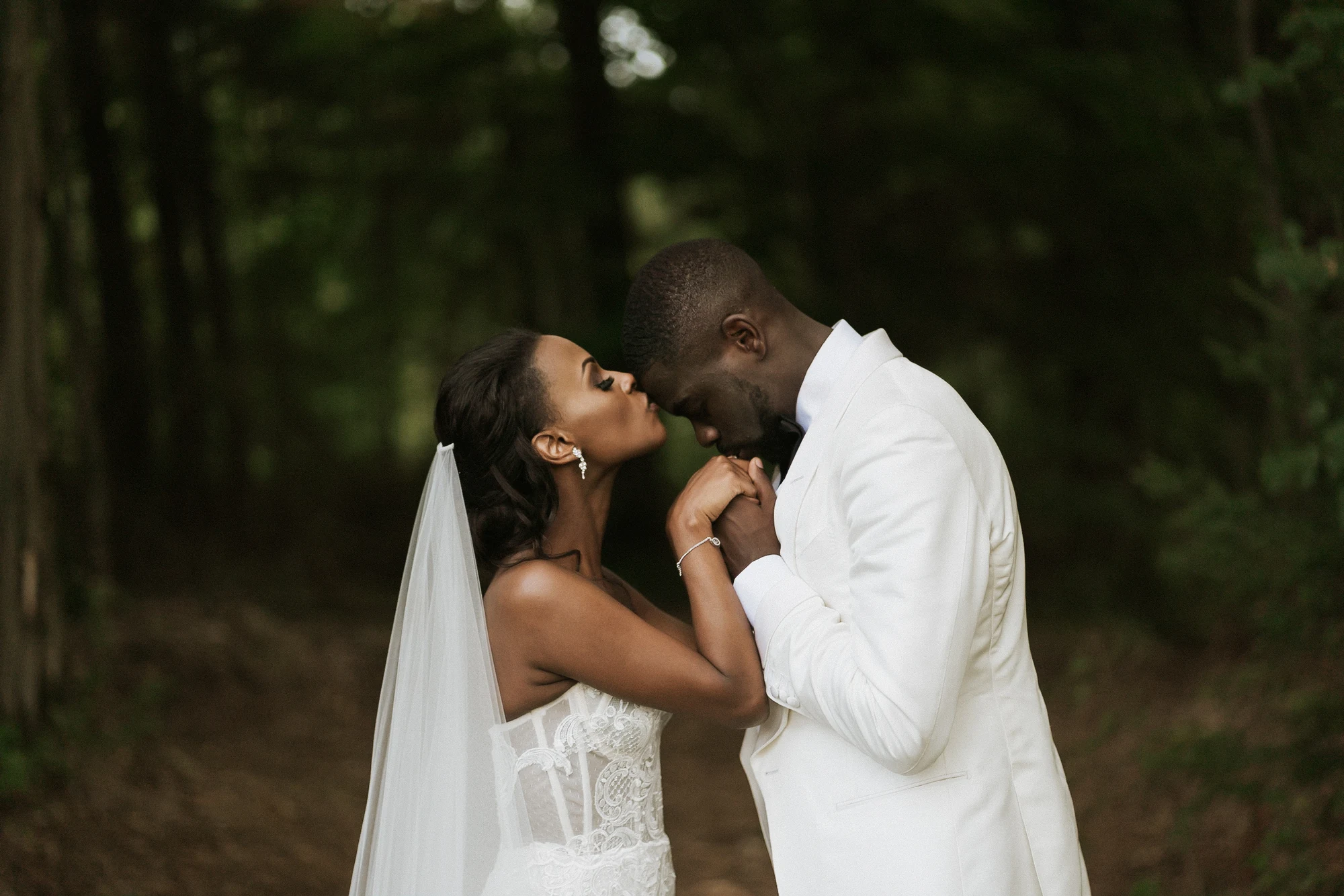 Photo de mariage retouchée avec PHAiTO
                                    loading=
