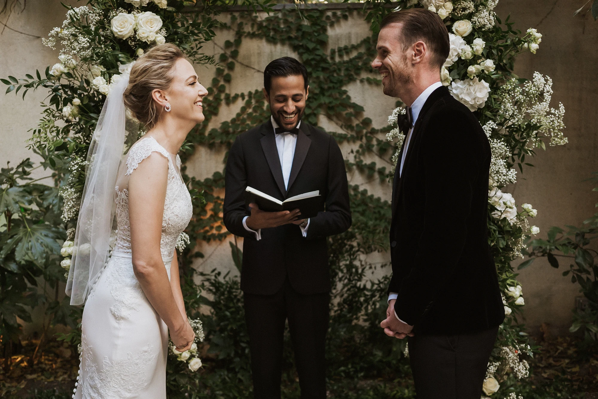 Photo de mariage retouchée avec PHAiTO
                                    loading=