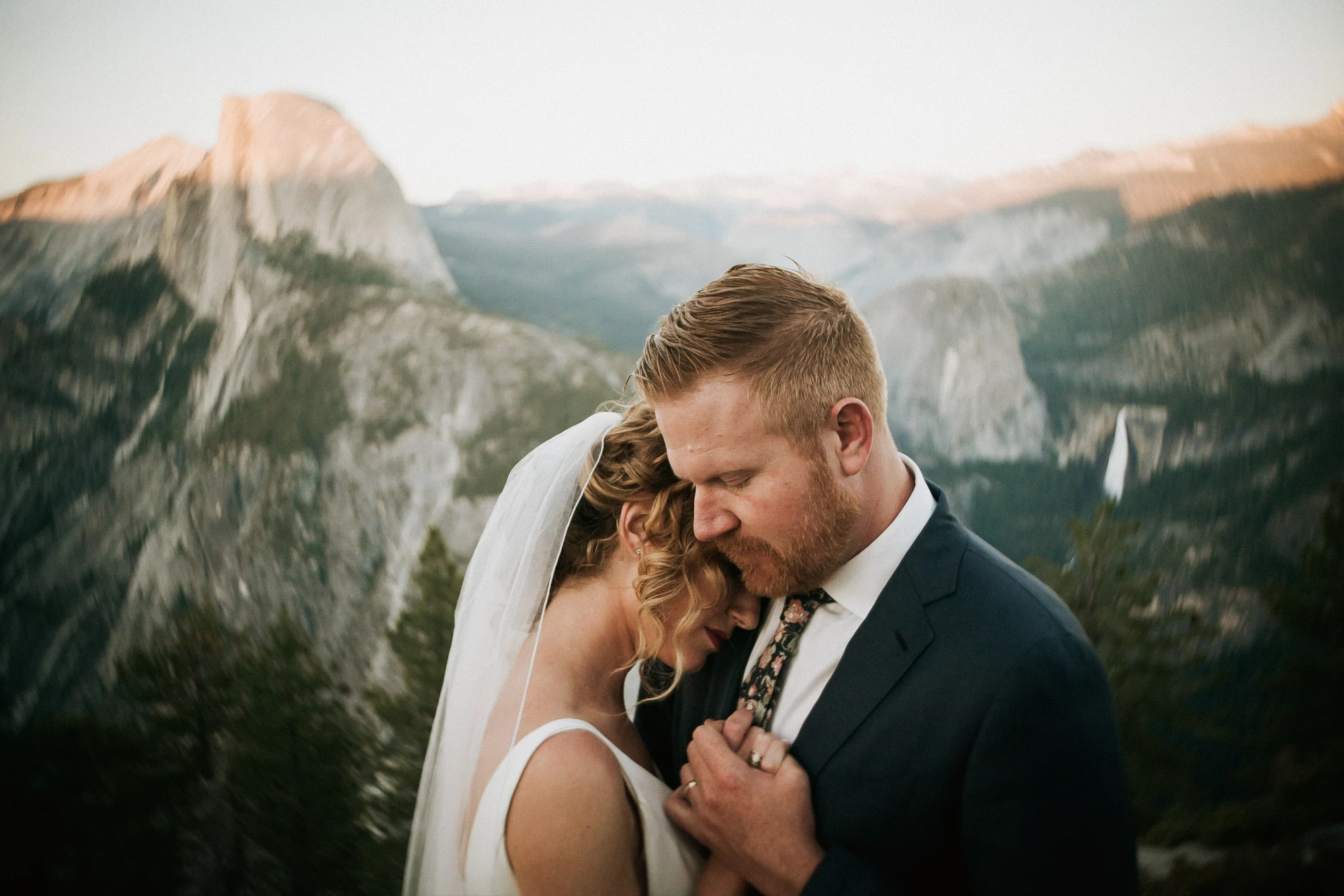 Photo de mariage retouchée avec PHAiTO
                                    loading=